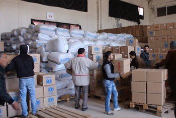 Le 11 janvier 2016, des ouvriers dans un entrepôt préparent des colis pour un convoi humanitaire à destination de la ville assiégée de Madaya, en Syrie. Capture vidéo UNICEF
