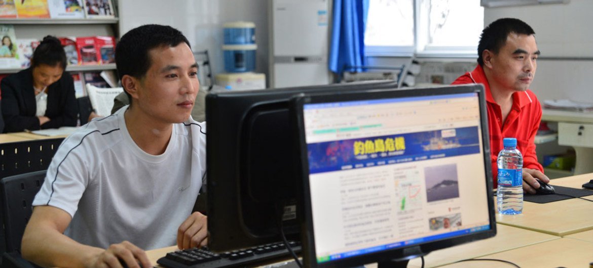 Avec le soutien de la Banque mondiale, les autorités de Chongqing, en Chine, encouragent les employeurs locaux à améliorer les conditions de vie des travailleurs migrants, en installant notamment des bibliothèques dans les entreprises.Photo Banque mondiale/Li Wenyong