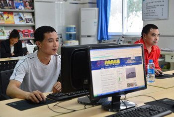 在世界银行的支持下，中国重庆市政府鼓励当地雇主改善民工的生活条件，包括在企业园区建立图书馆。 