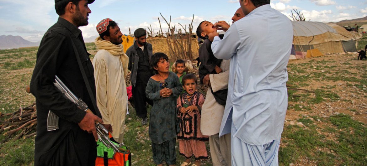 Une équipe vaccine les enfants contre la polio à Quetta, au Pakistan. Photo UNICEF/Asad Zaidi
