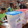 Electeurs dans un bureau de vote lors du scrutin de 2015 en République centrafricaine (photo d'archives).