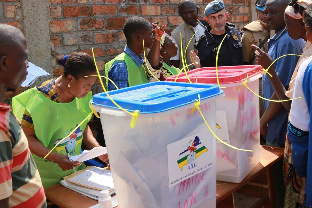 Des électeurs dans un bureau de vote lors du scrutin électoral de 2015 en République centrafricaine (photo d'archives)