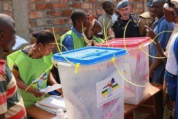 Electeurs dans un bureau de vote lors du scrutin de 2015 en République centrafricaine (photo d'archives).