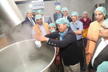 La Directrice exécutive du PAM, Ertharin Cousin, visite un projet pour fortifier le riz utilisé dans un programme alimentaire dans l'Etat d'Odisha, en Inde. Photo PAM/ Deepak Sabhachandani