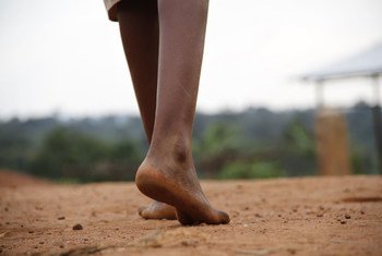 Le 29 mai 2016, Centia, 12 ans, marche pieds nus sur un sol poussiéreux dans la province de Kirundo, au Burundi. Photo : UNICEF / UNI186074 / Nijimbere