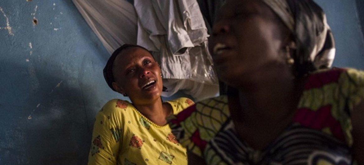 Des membres de la famille d'un étudiant tué dans le quartier de Jabe, à Bujumbura, la capitale du Burundi, pleurent sa mort.