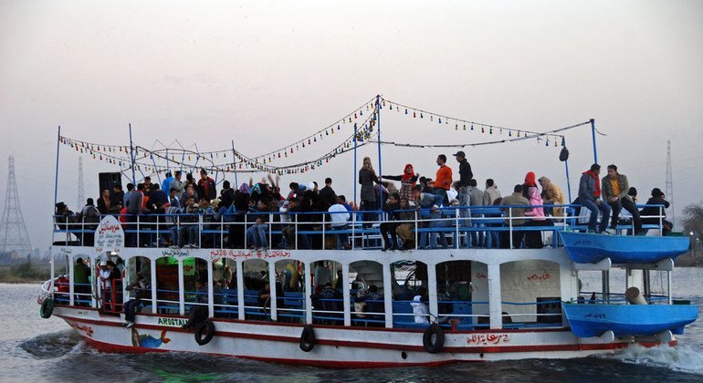 قارب ينقل سائحين عبر نهر النيل في القاهرة، مصر.