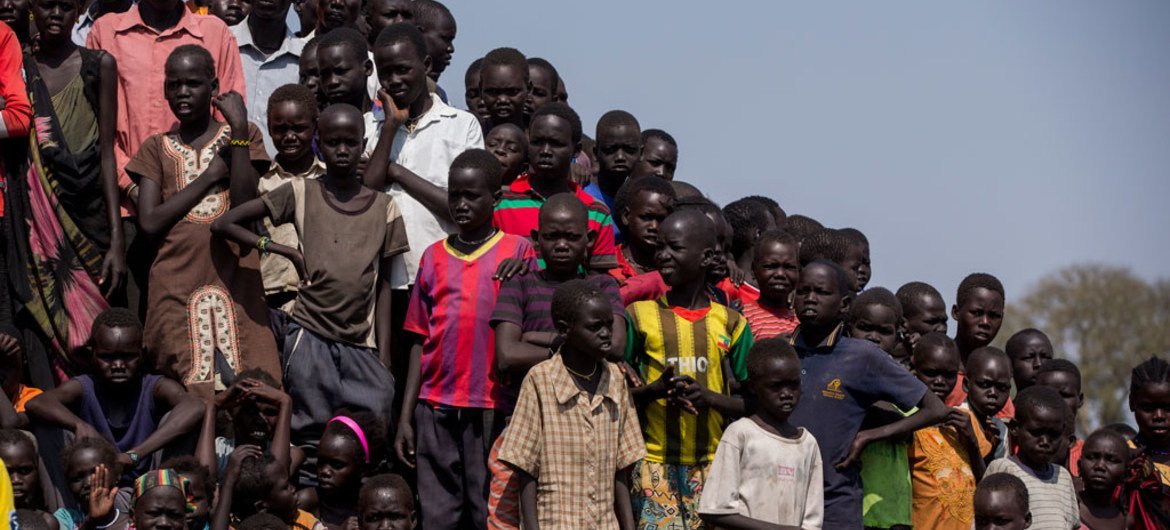 مجموعة من الأطفال في أحد مواقع الأمم المتحدة لحماية المدنيين بجنوب السودان  المصدر:الأم المتحدة/ جي سي مالكويل