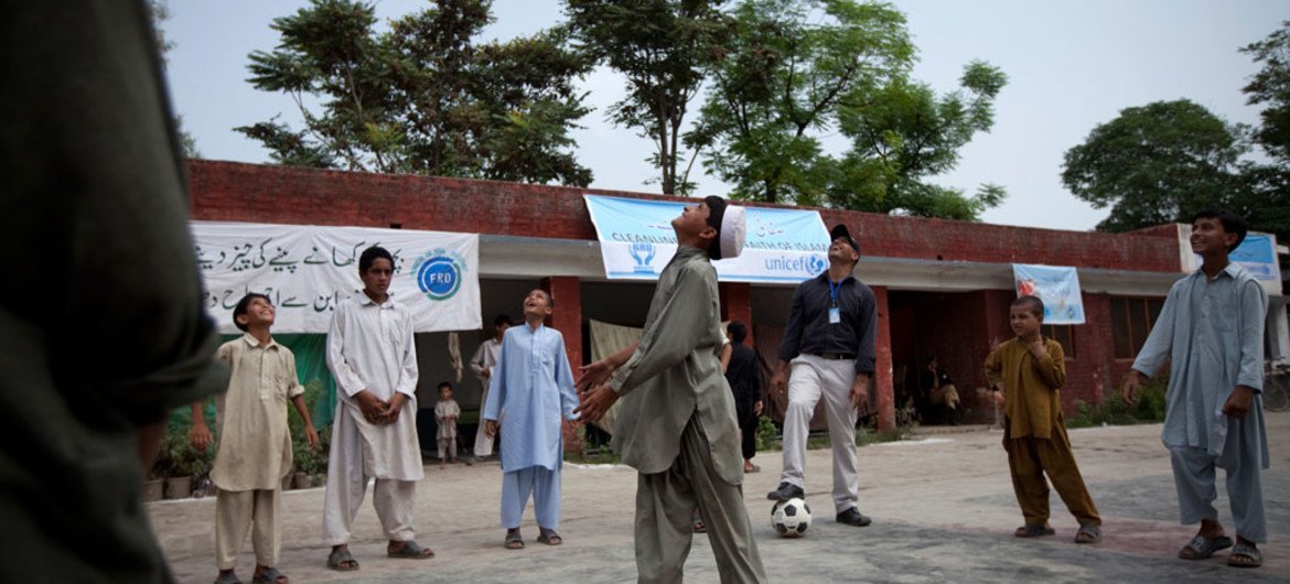 Children play a game at a UNICEF-supported child friendly space in Charsadda district, Khyber-Pakhtunkhwa province, Pakistan.