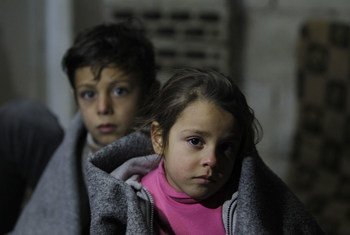 Ghinwa, de sete anos, e o irmão Alaa, de 11 anos, vivem no assentamento informal de Al-Khamisa, em Homs
