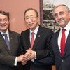 El Secretario General (centro) se reunió por primera vez, en Davos, con Nicos Anastasiades (izq.), presidente de Chipre, y Mustafa Akinci, líder de la comunidad turcochipriota. Foto: ONU/RickBajornas