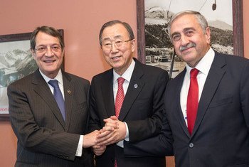Secretary-General Ban Ki-moon (centre) attends a trilateral luncheon in Davos, Switzerland, with Nicos Anastasiades (left), President of the Republic of Cyprus and and Mustafa Akinci, Leader of the Turkish Cypriot Community.