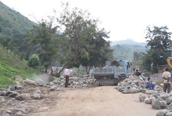Las lluvias provocadas por El Niño en noviembre y diciembre de 2015 destruyeron carreteras en Burundi. Foto: OCHA/R. Maingi