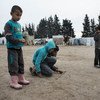 أطفال سوريون لاجئون يلعبون في مخيم بوادي البقاع في لبنان - الصورة لليونيسيف / أليسيو رومنزي