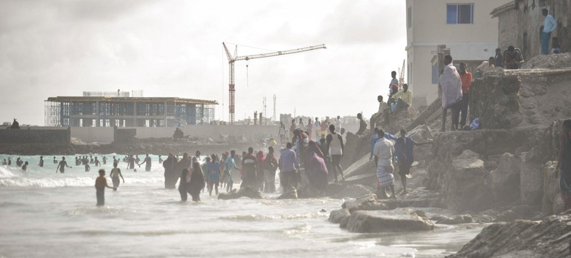 شاطئ ليدو في مقديشو، الصومال. المصدر: أميسوم / توبين جونز