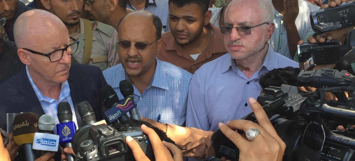 جيمي ماكغولدريك منسق الأمم المتحدة للشؤون الإنسانية في اليمن (يسار)، في لقاء  مع الصحفيين خلال زيارة إلى تعز. المصدر: مكتب تنسيق الشؤون الإنسانية / تروند ينسن
