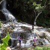 Подростки охлаждаются в водопаде. Фото ООН