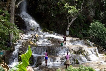 Подростки охлаждаются в водопаде. Фото ООН