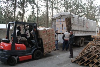 Des fournitures humanitaires sont chargées à bord d'un camion dans un entrepôt de l'UNICEF près de Damas, en Syrie. Photo UNICEF/Rafik El Ouerchefani