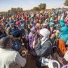 24 января официальные лица Смешанной миссии ООН и Африканского союза в Дарфуре посетили  районы в Северном Дарфуре, где побеседовали с  перемещенными  лицами, которые рассказывали о своих страданиях и лишениях.  Фото Смешанной  миссии ООН и  Африканского 