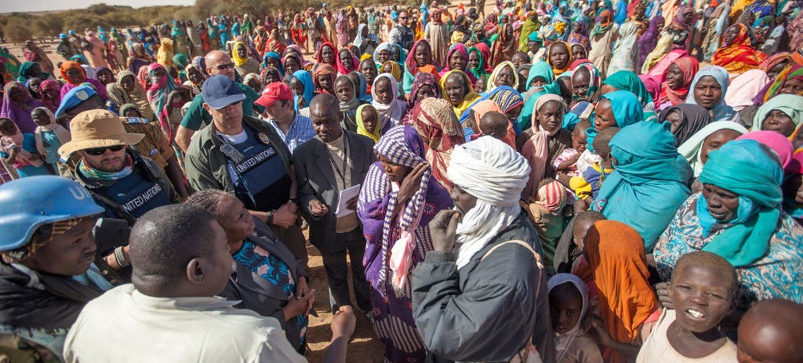 24 января официальные лица Смешанной миссии ООН и Африканского союза в Дарфуре посетили  районы в Северном Дарфуре, где побеседовали с  перемещенными  лицами, которые рассказывали о своих страданиях и лишениях.  Фото Смешанной  миссии ООН и  Африканского 