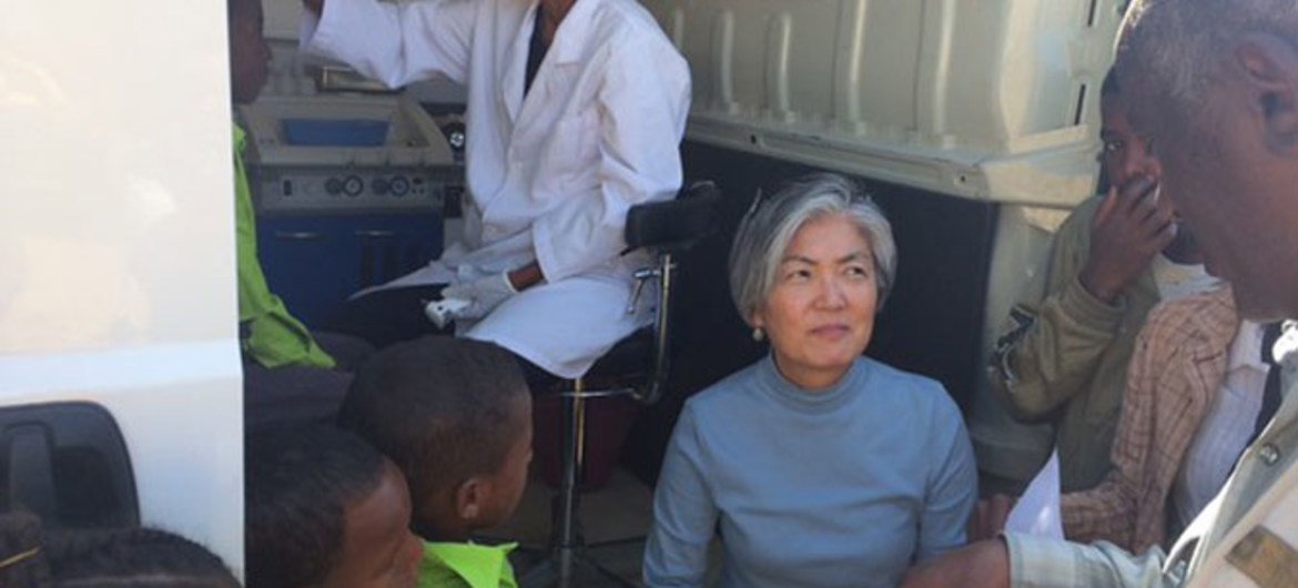 Assistant Secretary-General for Humanitarian Affairs and Deputy Emergency Relief Coordinator Kyung-wha Kang (centre) pays a visit to a mobile dental school bus in the Maekel region of Eritrea.