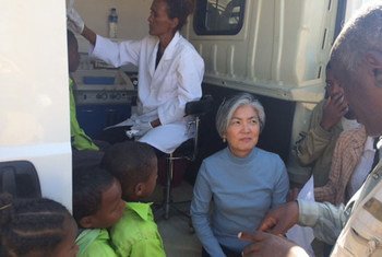 Assistant Secretary-General for Humanitarian Affairs and Deputy Emergency Relief Coordinator Kyung-wha Kang (centre) pays a visit to a mobile dental school bus in the Maekel region of Eritrea.