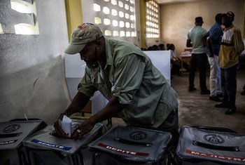 Un Haïtien vote à Port-au-Prince lors d'un scrutin en 2015. Photo ONU/MINUSTAH/Logan Abassi (archives)