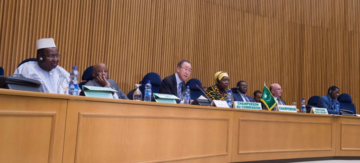 Le Secrétaire général Ban Ki-moon (3e à gauche) lors d'une réunion du Conseil de paix et de sécurité de l'Union africaine à Addis-Abeba. Photo ONU/Eskinder Debebe