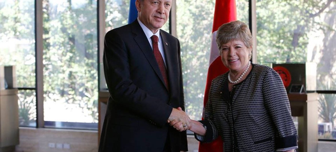The Turkish President, Recep Tayyip Erdogan (left), with ECLAC Executive Secretary Alicia Bárcena.