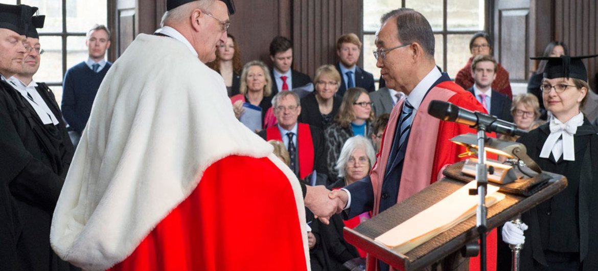 الأمين العام يتسلم شهادة دكتوراة فخرية من جامعة كامبريدج البريطانية
