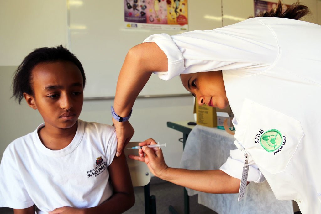 A Sao Paulo, au Brésil, une jeune fille reçoit un vaccin pour prévenir le cancer du col de l'utérus. Photo OPS/OMS