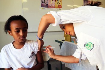 Девочка  в Бразилии  получает вакцину для защиты  от заражения вирусом папилломы.  Фото ВОЗ