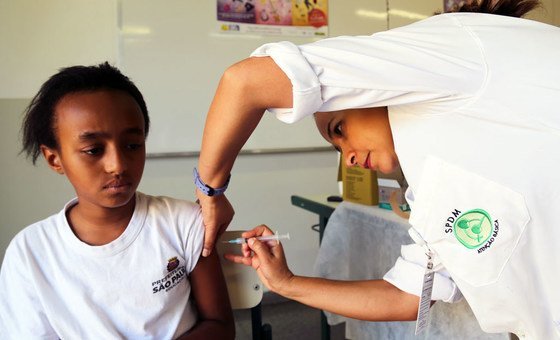 Em São Paulo, no Brasil, menina recebe vacina contra o câncer cervical.