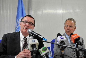 Le Secrétaire général adjoint chargé des affaires politiques, Jeffrey Feltman (à g.), et le Représentant spécial pour la Somalie, Michael Keating, parlent à la presse à Mogadiscio. Photo ONU/Ilyas Ahmed