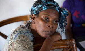En Jamaïque, une survivante du cancer du sein du village de Stewart Mountain attend d’être examinee pour un suivi médical assuré par la Jamaica Cancer Society