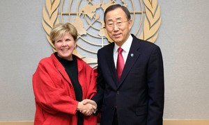 Jane Holl Lute (à gauche), suite à sa nomination en tant que Coordonnatrice spéciale pour l’amélioration de la lutte contre l’exploitation et les atteintes sexuelles, avec le Secrétaire général de l'ONU, Ban Ki-moon. Photo : ONU/Mark Garten