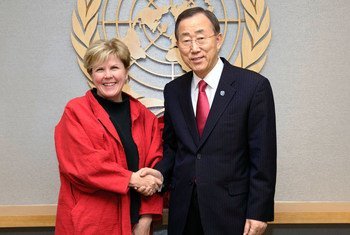Jane Holl Lute (à gauche), suite à sa nomination en tant que Coordonnatrice spéciale pour l’amélioration de la lutte contre l’exploitation et les atteintes sexuelles, avec le Secrétaire général de l'ONU, Ban Ki-moon. Photo : ONU/Mark Garten