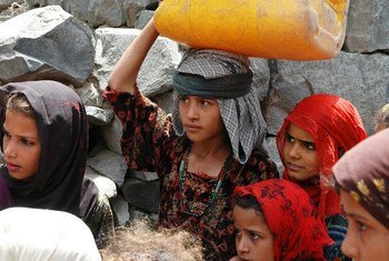 Девочки из города Таиз в Йемене пришли за водой. Фото УКГВ