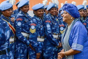 La Présidente du Libéria Ellen Johnson-Sirleaf en 2016 avec des membres d'une unité de police indienne composée exclusivement de femmes et servant au sein de la Mission des Nations Unies au Libéria. Photo Emmanuel Tobey/MINUL