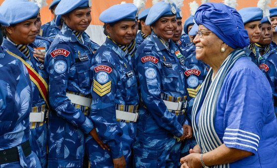أرشيف: رئيسة ليبيريا السابقة ألين جونسون سيرليف مع وحدة شرطة نسائية هندية في بعثة الأمم المتحدة في لييريا. شباط/فراير 2016.