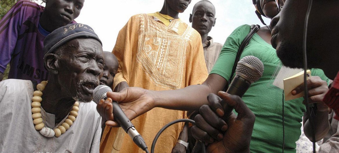 صحفيون من راديو مرايا في جنوب السودان يتحدثون إلى مواطنين