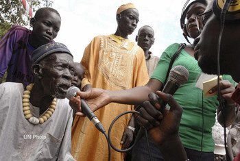 In Pachong, journalists from Radio Miraya, jointly funded by the United Nations Mission in Sudan and Fondation Hirondelle, hold village debates and host live broadcasts with voters during the registration period.