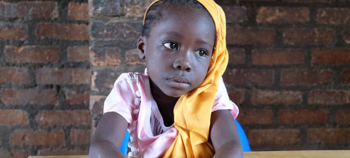 Dans l'enclave musulmane de PK5 à Bangui, en République centrafricaine, une petite fille dans l'école de Koudougou. Photo UNICEF/UN08040/Le Du