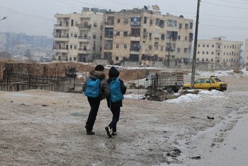 En Syrie, deux garçons rentrent chez eux après l'école dans l'est d'Alep. Photo UNICEF/UN06848/Al Halabi
