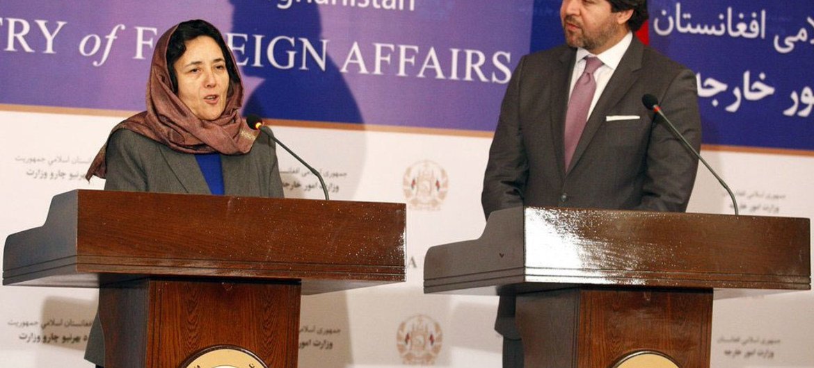 La representante especial del Secretario General para niños en conflictos armados, Leila Zerrougui, junto a Hikmat Karzai, viceministros de Asuntos Exteriories de Afganistán, durante conferencia de prensa en Kabul para informar sobre su visita al país. Fo