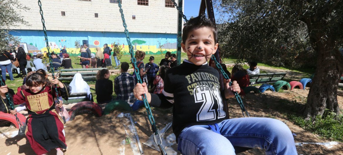 أطفال فلسطينيون يلعبون في حديقة منشأة من قبل الأونروا بالتعاون مع مركز لارجي. من صور الأونروا/علاء غوشيه.