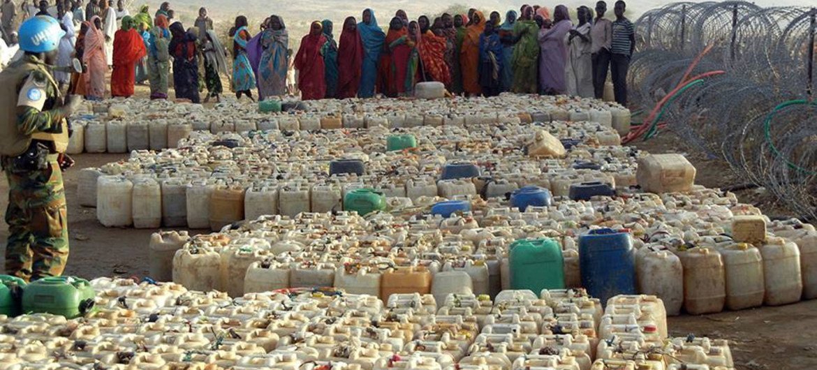 Desplazados por la violencia en Jebel Marra esperan que se les distribuya agua cerca de una base de UNAMID. Foto:UNAMID/Hagen Siegert
