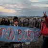 Refugiados y migrantes protestan por las restricciones impuestas en la frontera de Grecia con la ex República Yugoslava de Macedonia. 