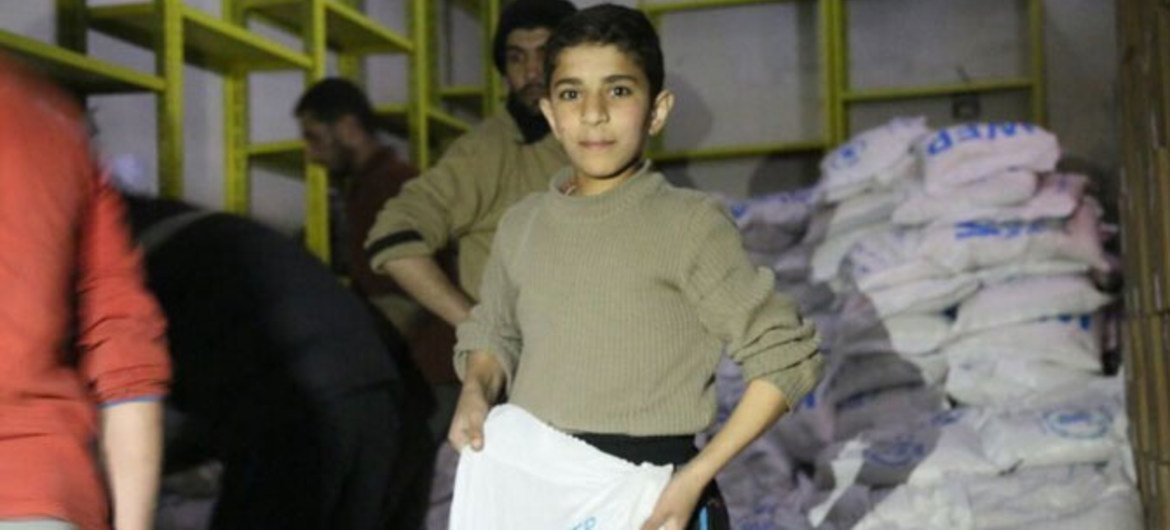 Сирийский мальчик с мешком риса в городе Маодами. Фото ВПП